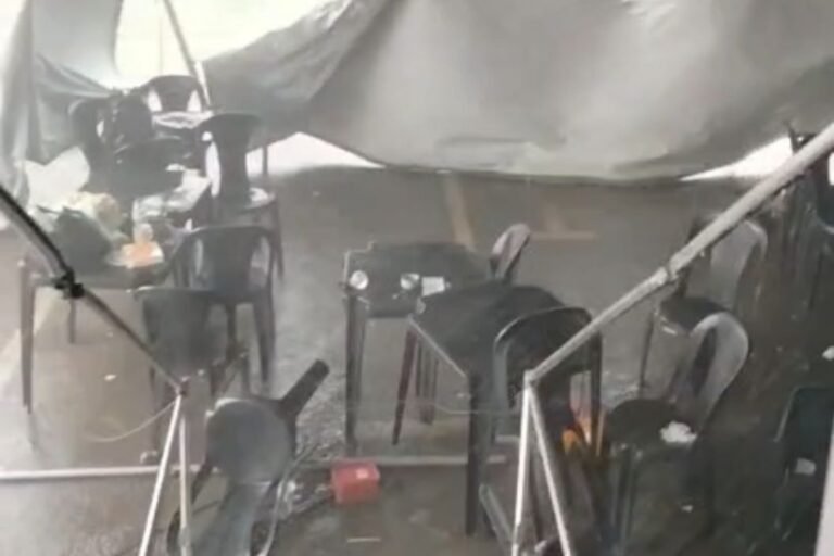 Temporal acaba com festa, alaga ruas e loja de automóveis no DF