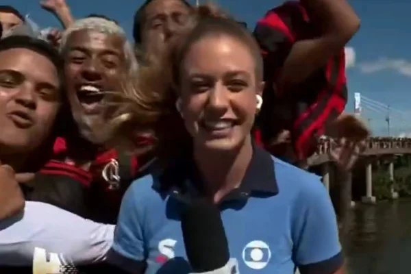 Torcedores do Flamengo agridem repórter da Globo ao vivo: veja