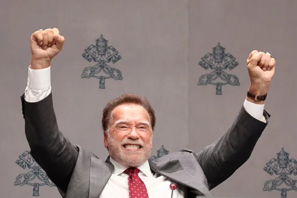 Único remake aprovado por Arnold Schwarzenegger chega aos cinemas