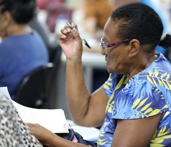 Aulão de redação da Biblioteca Nacional incentiva idosos a voltarem aos estudos