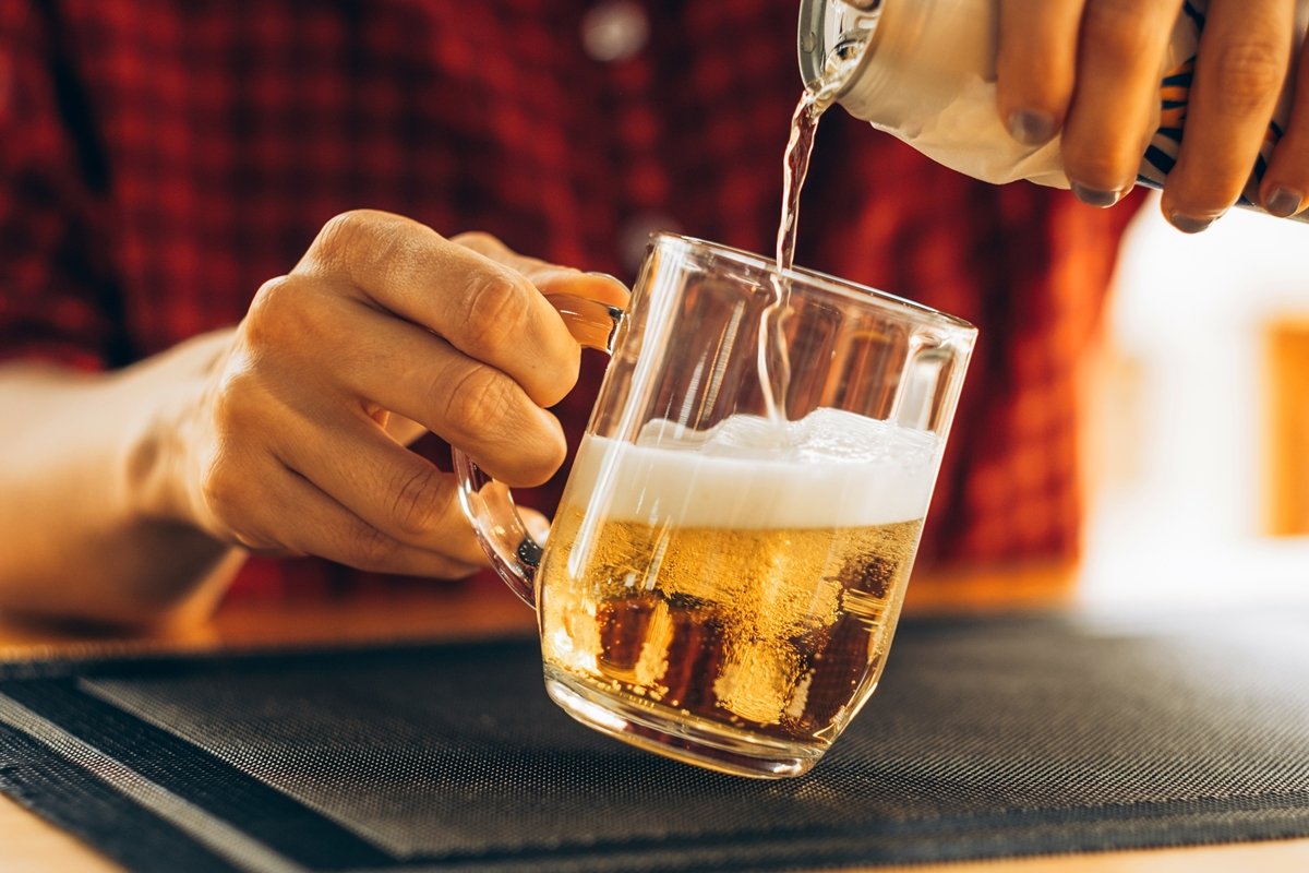 Beber álcool em excesso aumenta risco de AVC precoce, diz estudo