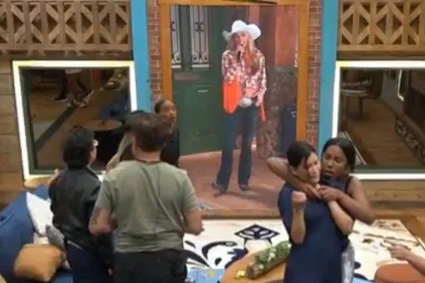 Carol Lekker surta e tem ataque de raiva após expulsão de A Fazenda 17