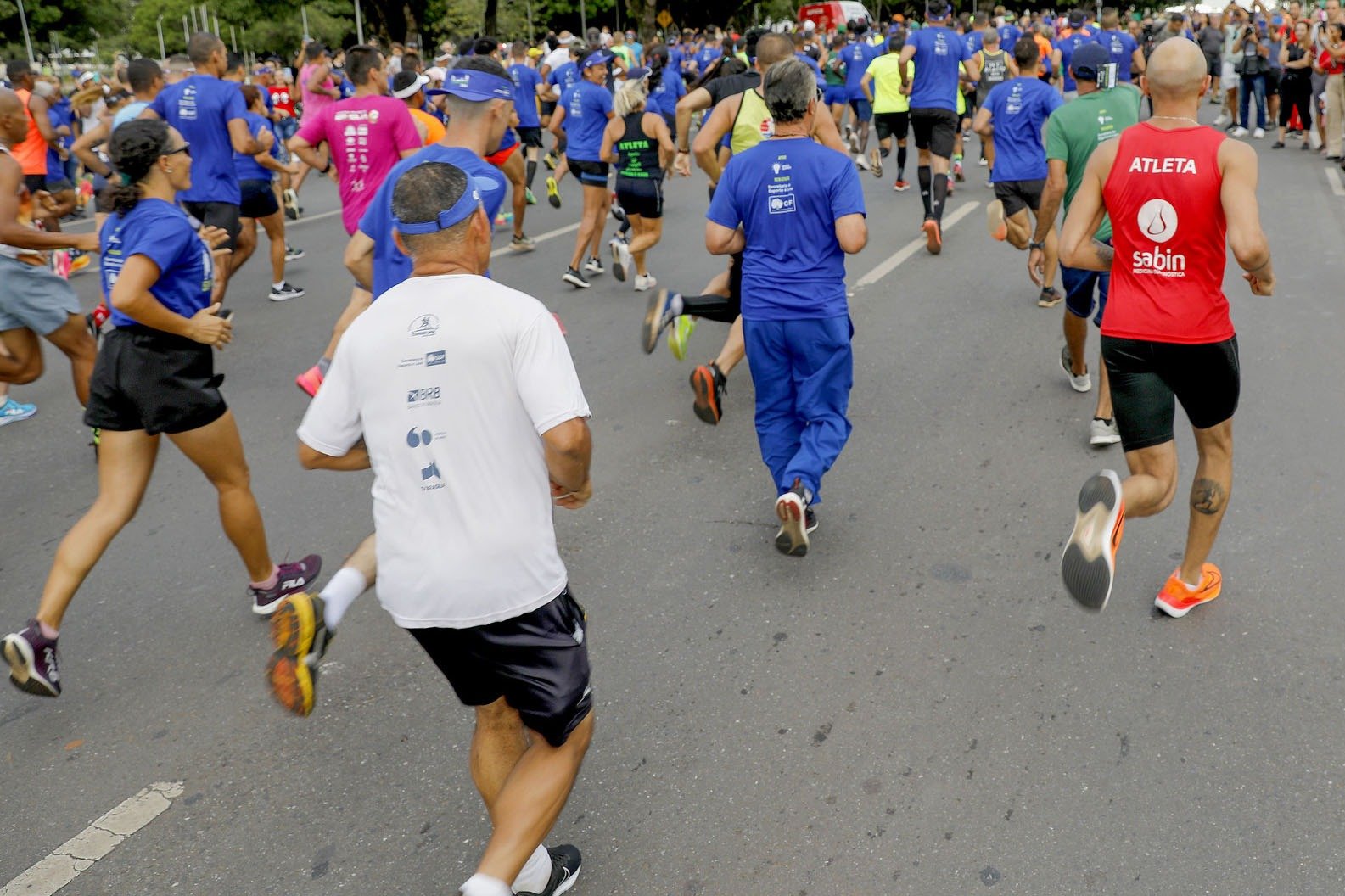Corridas e carreata no DF causam mudanças no trânsito no domingo