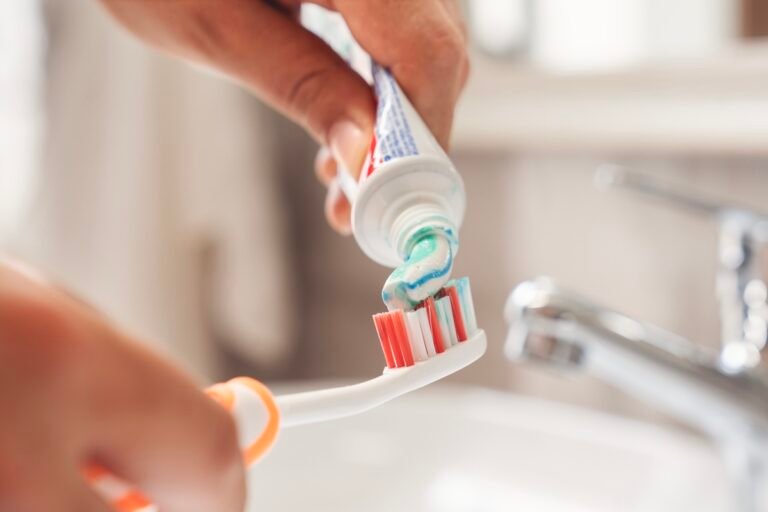 É melhor escovar os dentes antes ou depois do café da manhã?