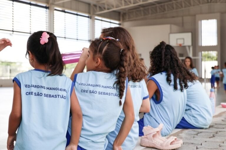 Estudantes da rede pública do DF recebem apoio financeiro para uniformes