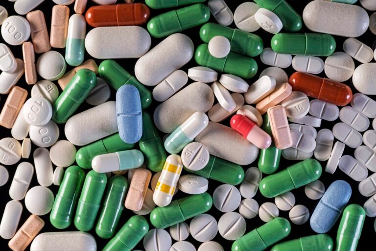 Hepatologista conta por que é perigoso misturar álcool e medicamentos