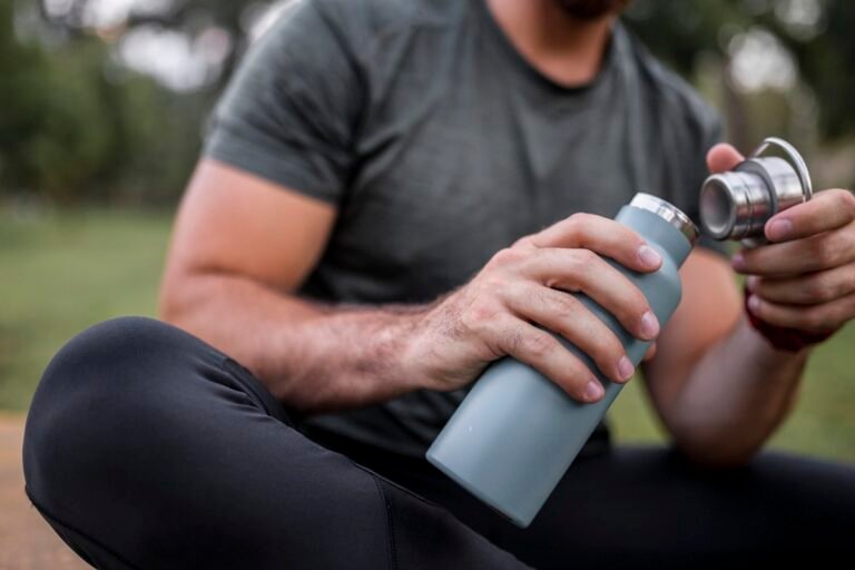 Infectologista explica a importância de higienizar a garrafinha d'água