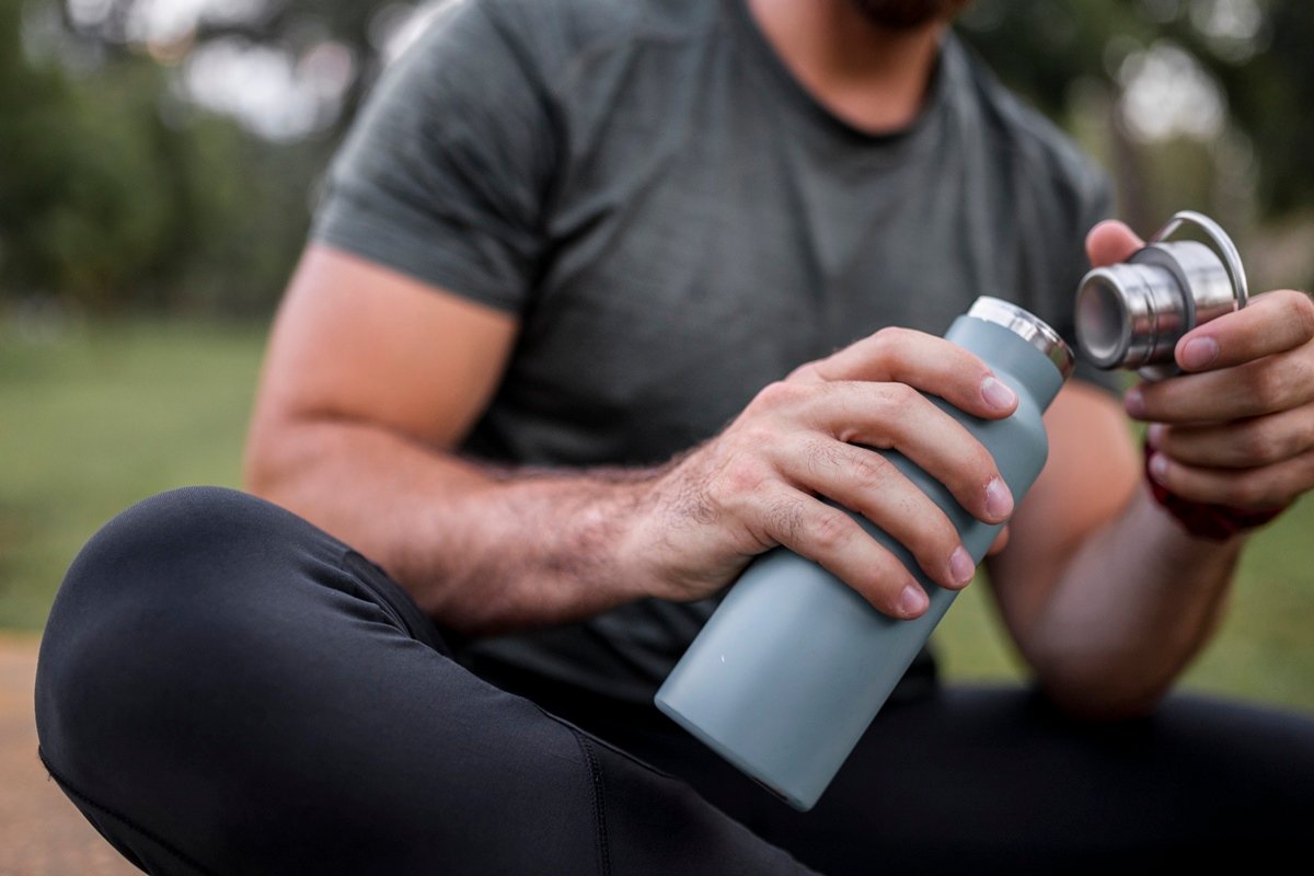 Infectologista explica a importância de higienizar a garrafinha d'água