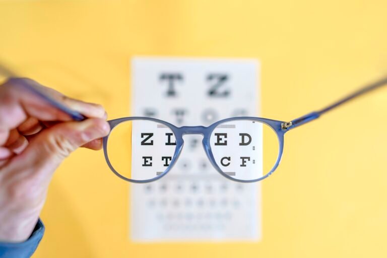 Oftalmologistas explicam o que realmente faz o grau do óculos aumentar