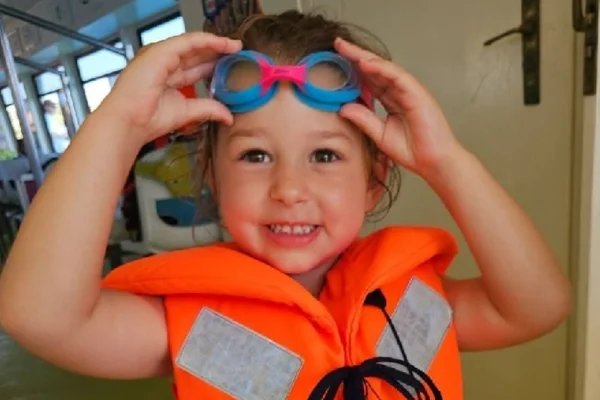 Pai não vacina filhas e se arrepende após a caçula entrar em coma