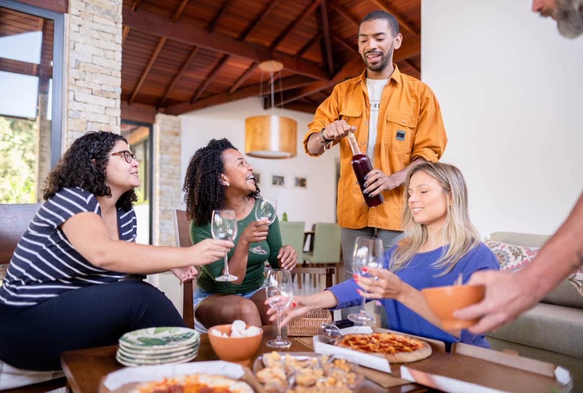 Remédio para prevenir ressaca? Saiba o que funciona antes do brinde