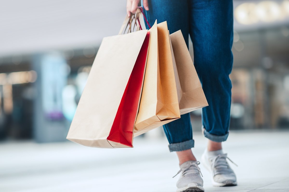 Vai às compras? Saiba os riscos e cuidados ao carregar sacolas pesadas