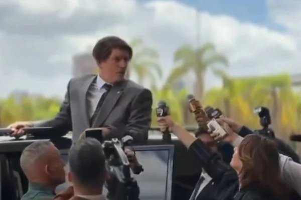Vídeo: ator que viverá Bolsonaro no cinema manda recado à família