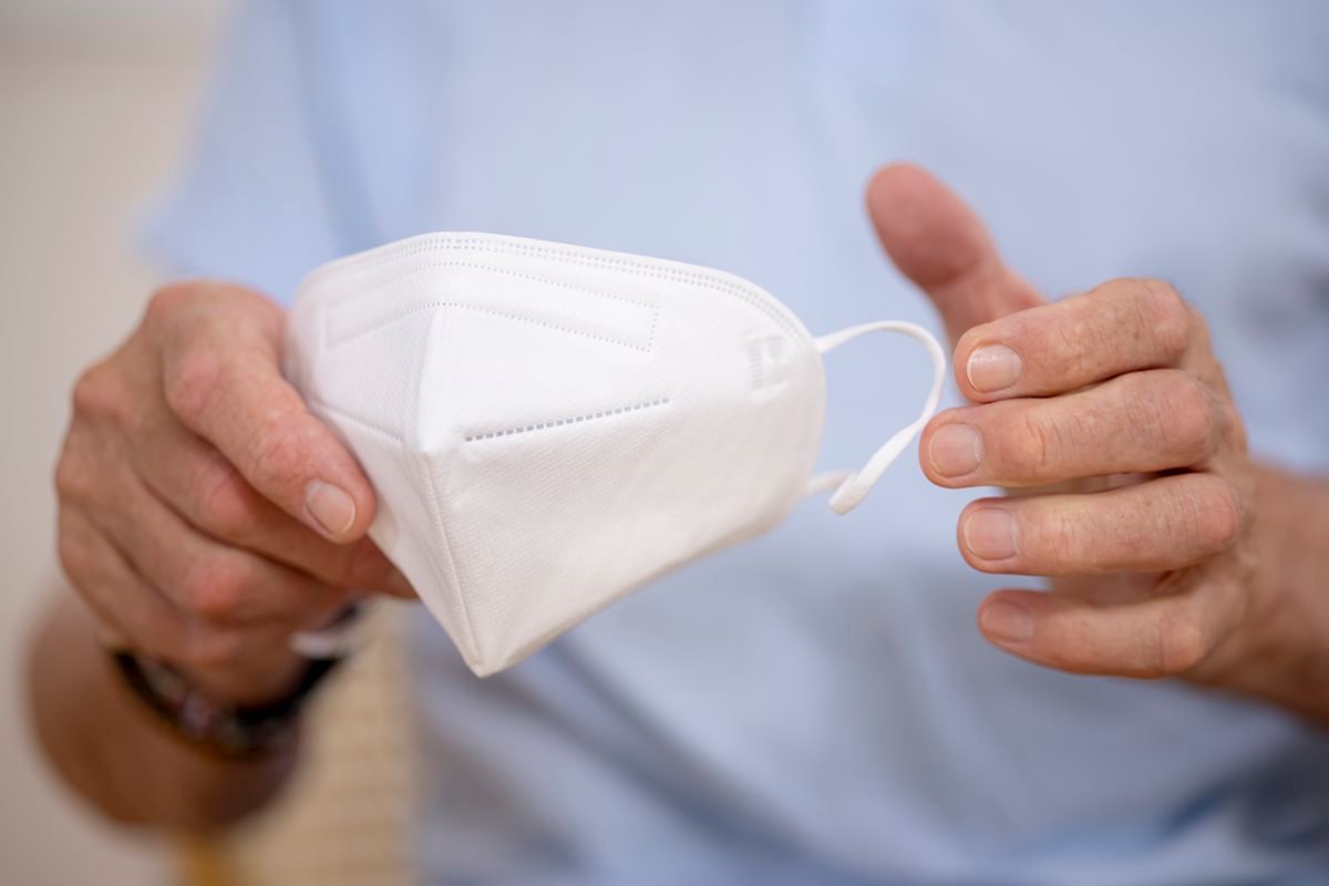 chefe de saúde do Reino Unido pede que população use máscara