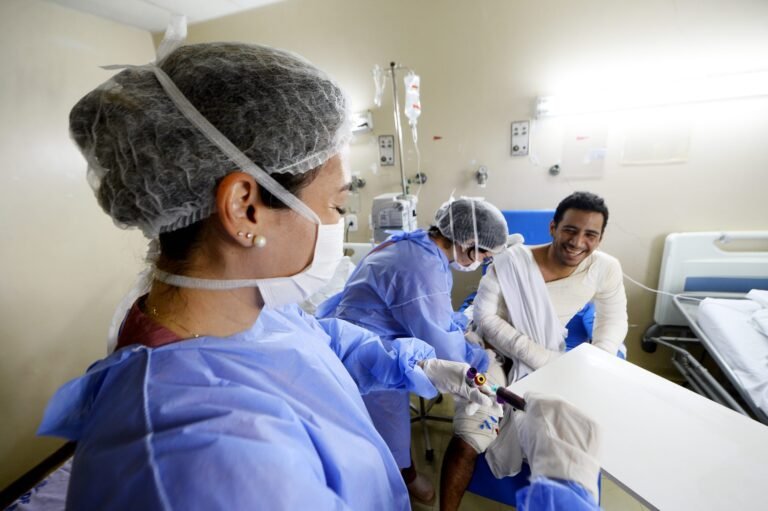 Após susto com raio, vítimas deixam hospital e seguem em recuperação