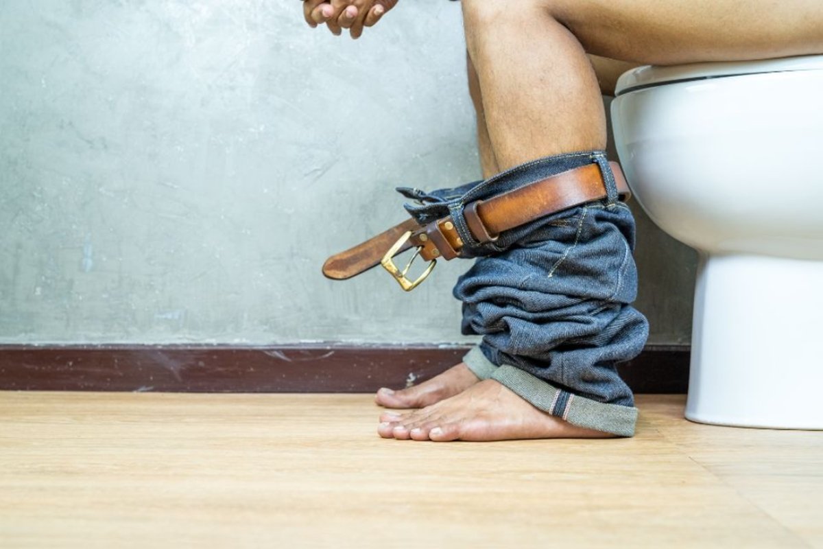 Oncologista explica se fazer xixi sentado previne o câncer de próstata