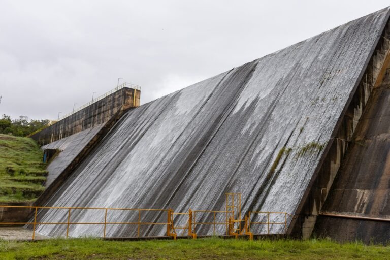 Reservatório do Descoberto transborda após chuvas intensas e reforça segurança hídrica no DF