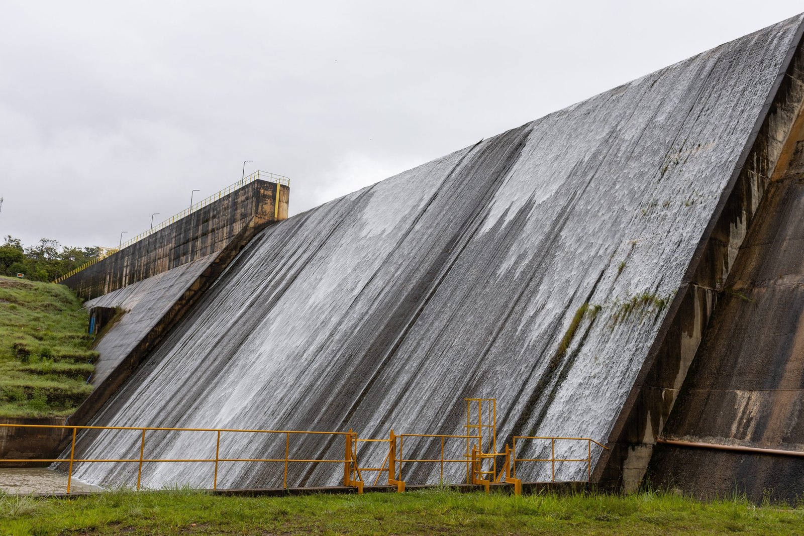 Reservatório do Descoberto transborda após chuvas intensas e reforça segurança hídrica no DF