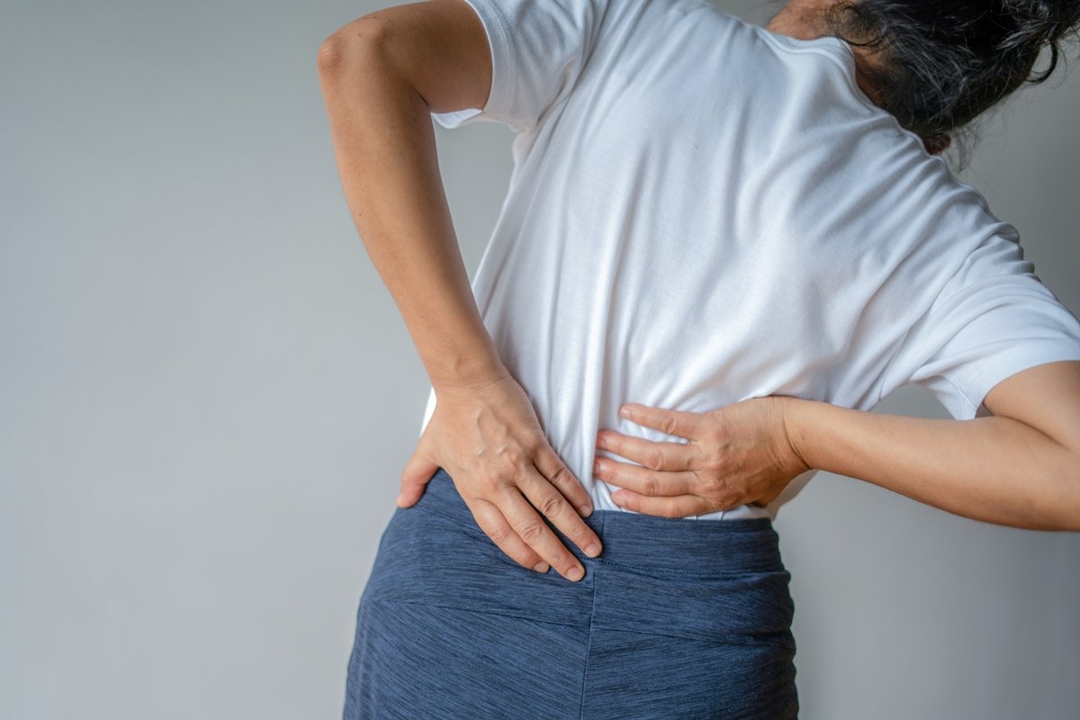 Trabalhar sentado dói? Ortopedista conta 7 ajustes que salvam o corpo