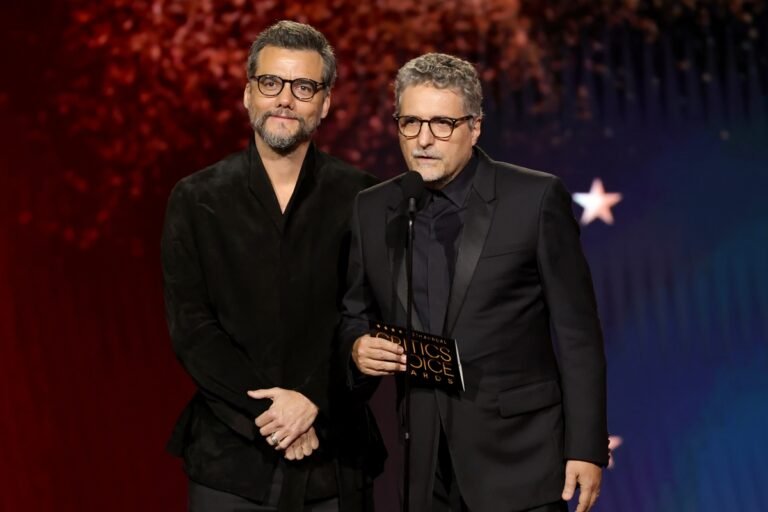 Wagner Moura apresenta prêmio no Critics Choice e fala arranca risadas