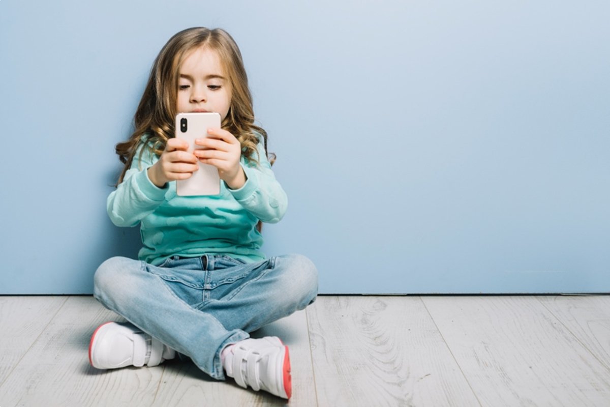A idade ideal para crianças terem o próprio celular, segundo pediatras