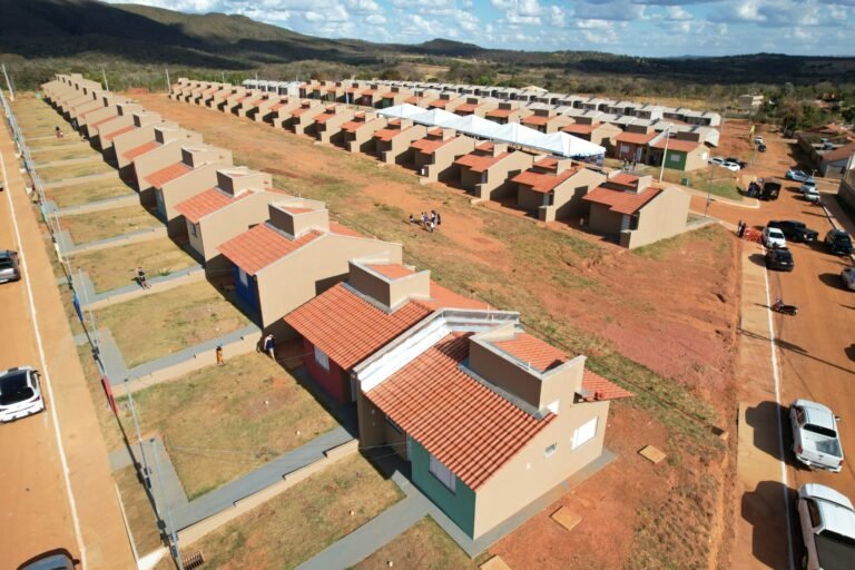 Agehab entrega casas a custo zero em Posse