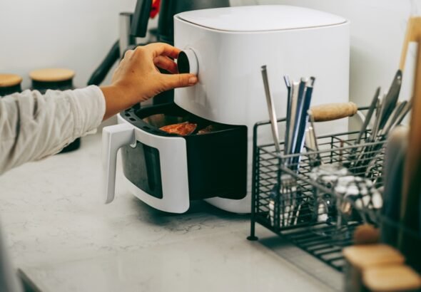 Air fryer pode ser aliada da saúde, mas uso requer cuidados