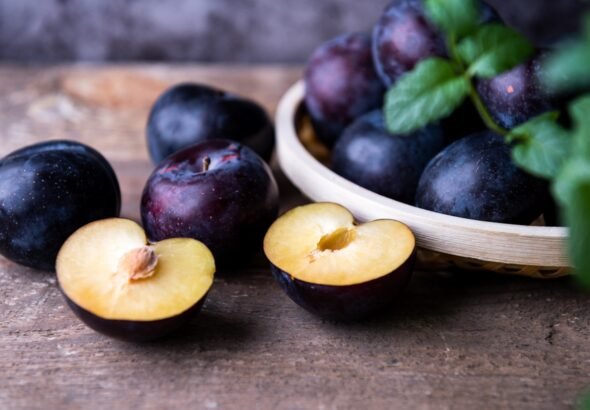 Ameixa seca solta o intestino? Nutricionista dá dicas de consumo