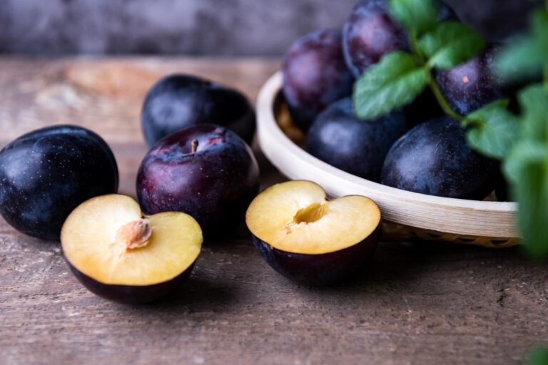 Ameixa seca solta o intestino? Nutricionista dá dicas de consumo