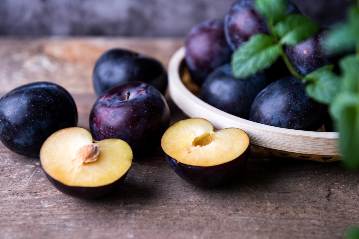 Ameixa seca solta o intestino? Nutricionista dá dicas de consumo