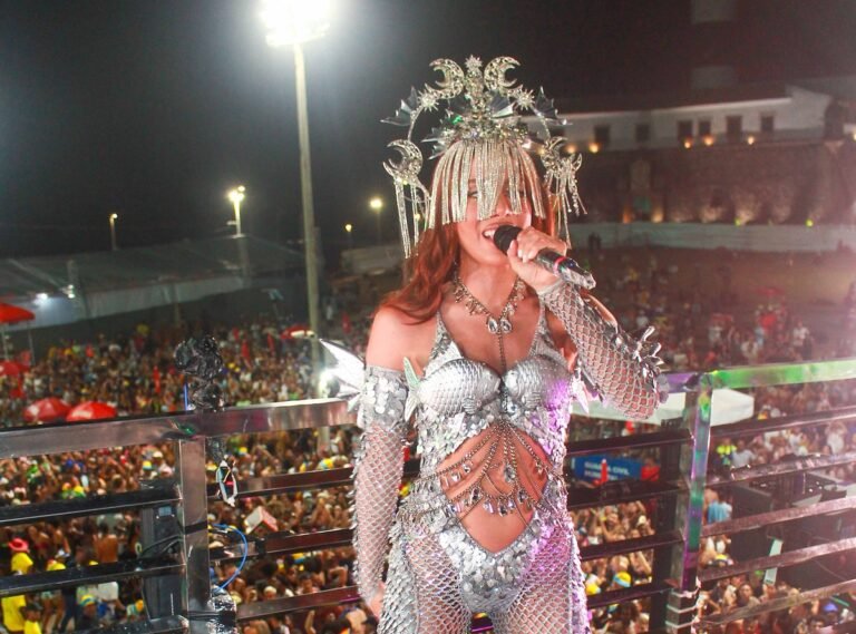 Anitta faz homenagem para Preta Gil durante show em Salvador