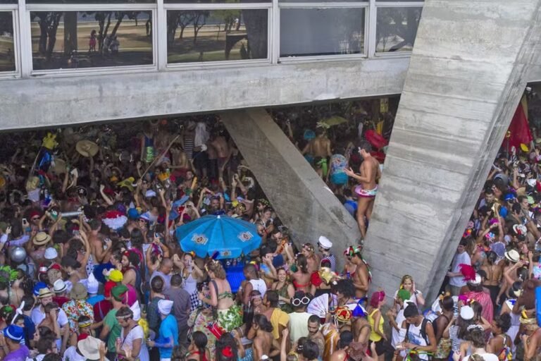 Boi Tolo, ícone do Carnaval de rua do RJ, ganha destaque internacional