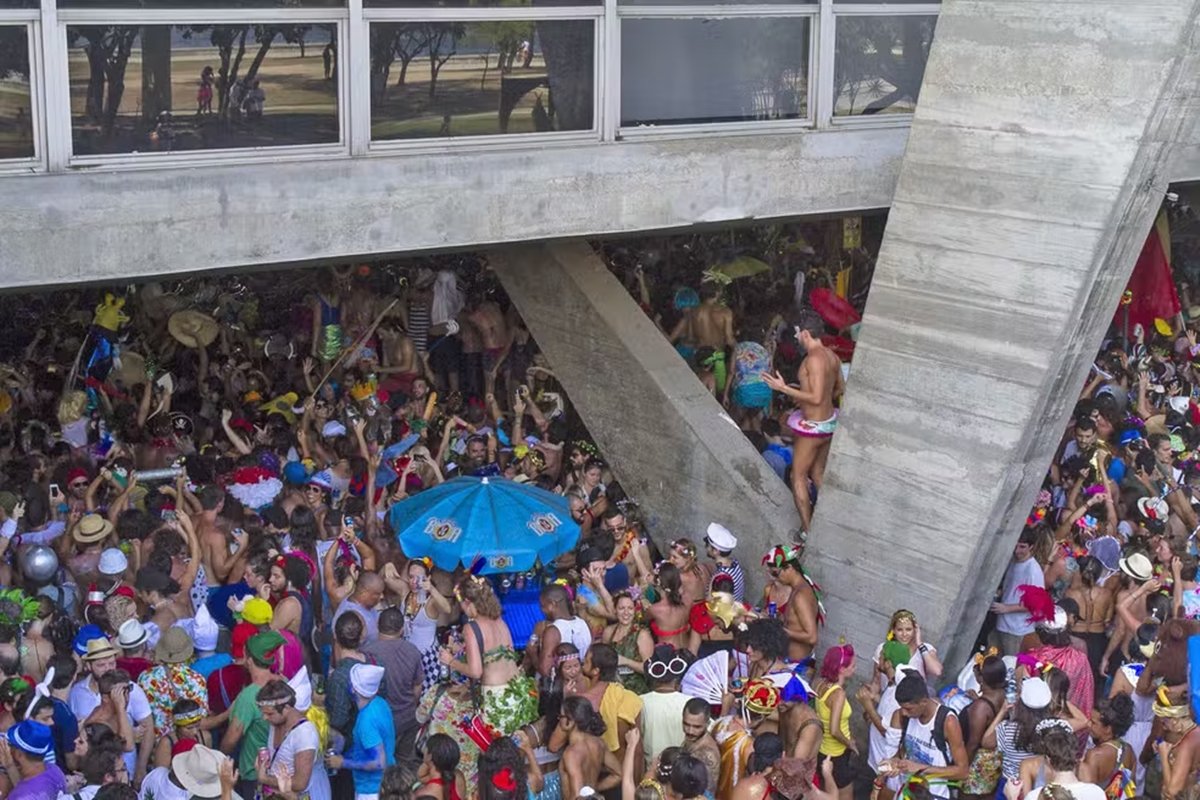 Boi Tolo, ícone do Carnaval de rua do RJ, ganha destaque internacional