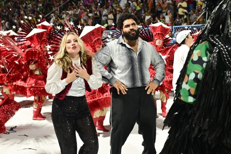 Carro alegórico da escola que homenageia Lula enfrenta problemas