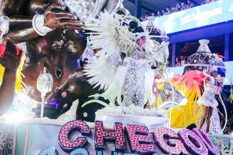 Confusão em apuração faz escola de samba receber troféu por engano