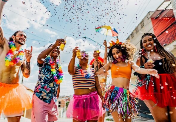 Dermatologista explica como evitar alergias com fantasias de Carnaval