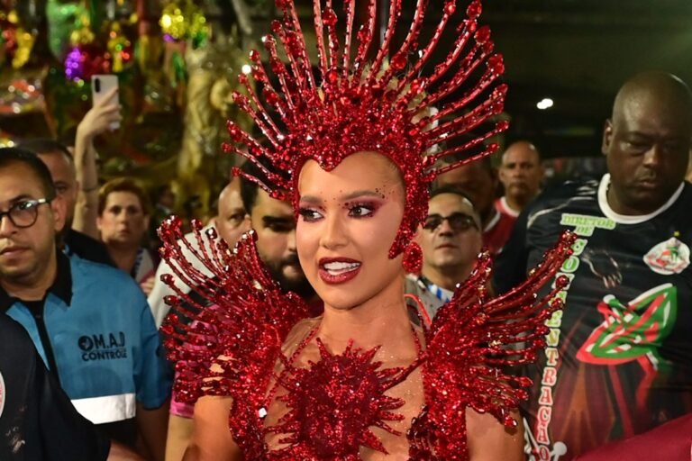 Estreia de Virginia na Sapucaí divide opiniões da web: "Não deu conta"