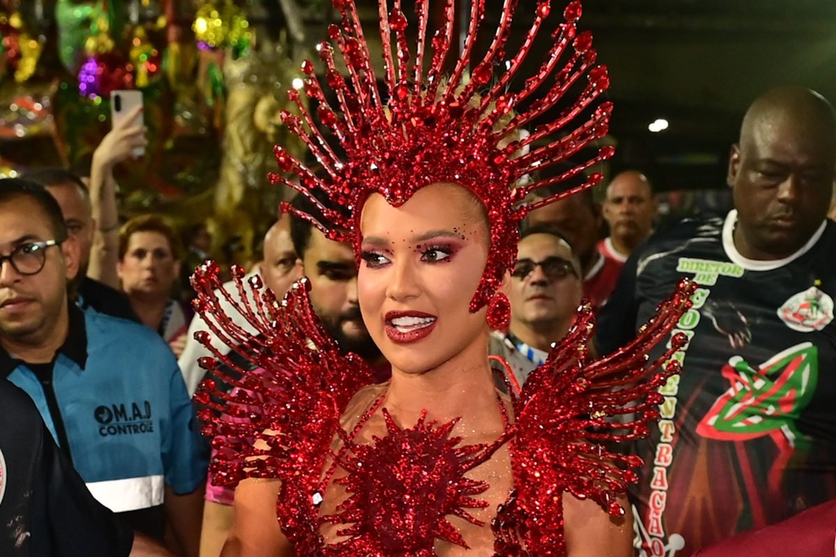 Estreia de Virginia na Sapucaí divide opiniões da web: "Não deu conta"