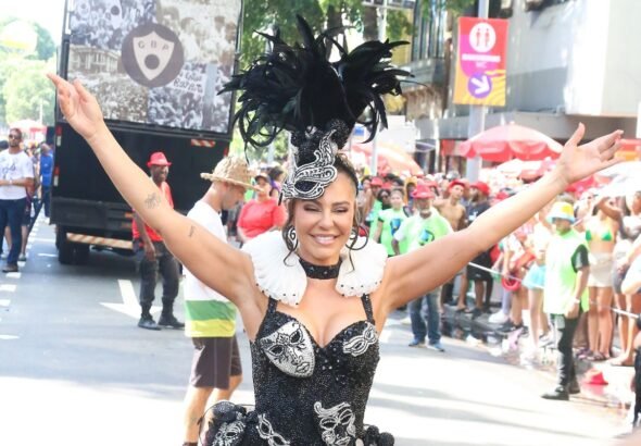 Famosos marcam presença no Cordão da Bola Preta, no Rio. Veja fotos