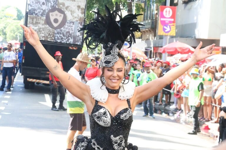 Famosos marcam presença no Cordão da Bola Preta, no Rio. Veja fotos