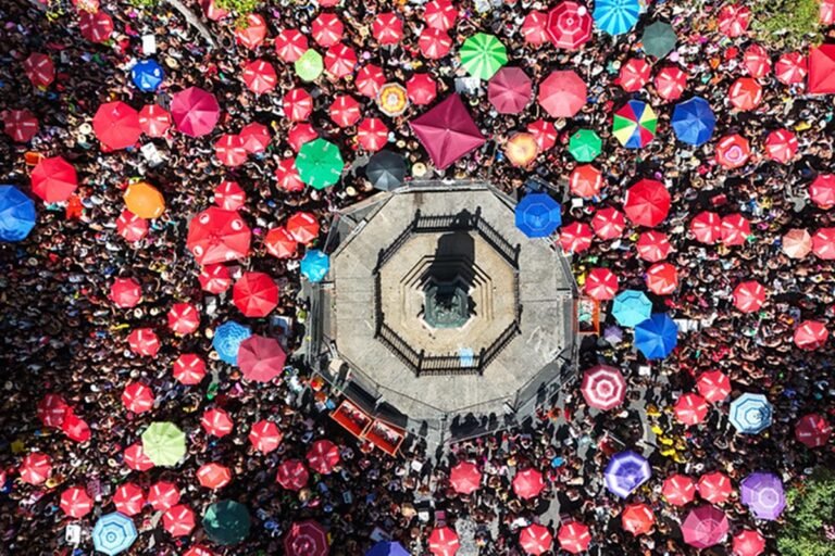 Foliões lotam as ruas do Rio de Janeiro no domingo de Carnaval. Veja
