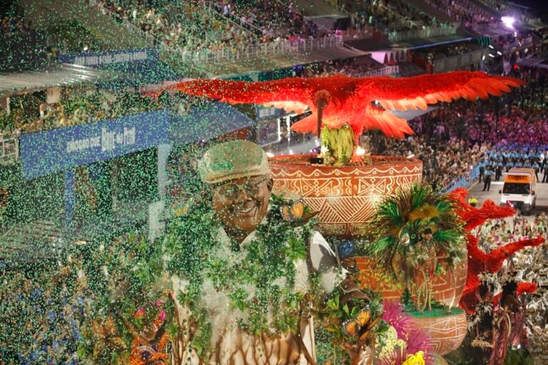 Globo é detonada por não transmitir o Desfile das Campeãs do Rio