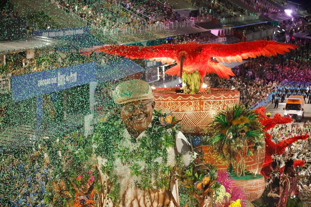 Globo é detonada por não transmitir o Desfile das Campeãs do Rio