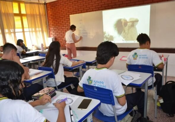 Governo anuncia reajuste de 5,4% para todos professores da rede estadual de ensino de Goiás