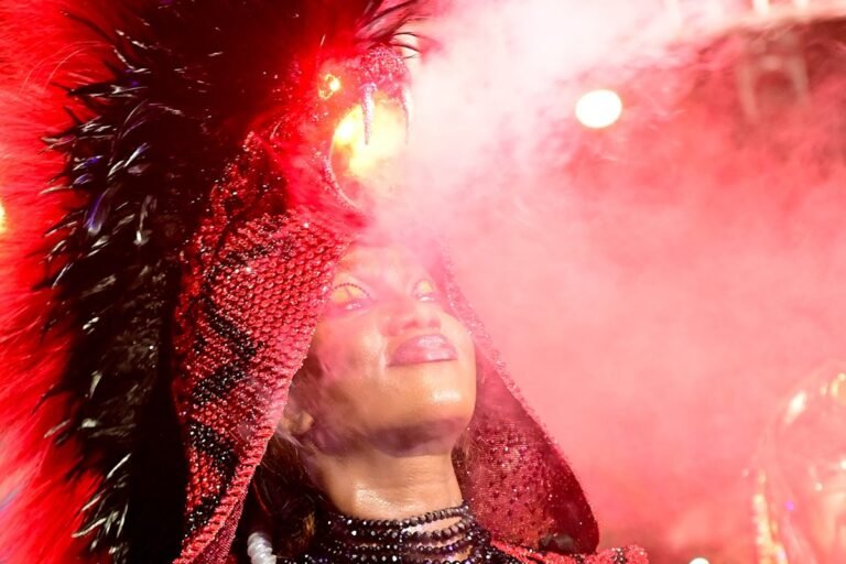 IZA homenageia Ney Matogrosso com fantasia que solta fumaça: veja