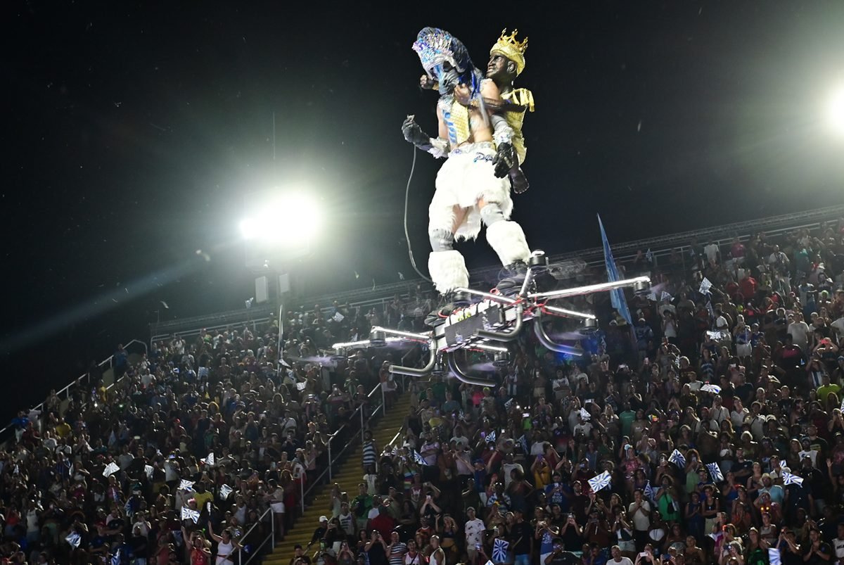 Integrante da Portela "voa" na Sapucaí e impressiona. Veja o vídeo