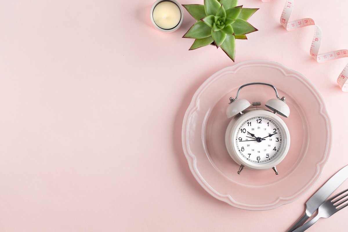 Jejum intermitente não supera dieta comum no emagrecimento, diz estudo