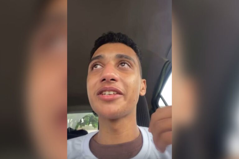 Jovem baleado por PM é recebido por família e amigos após alta