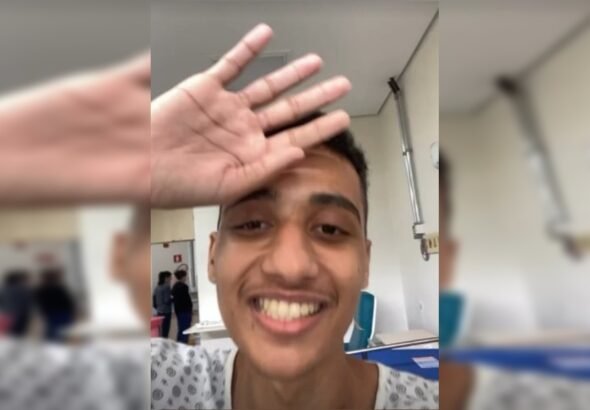 Jovem baleado por PM no Entorno deixa hospital após quase dois meses