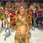 Lore Improta desfila pela Viradouro com barriga de grávida à mostra